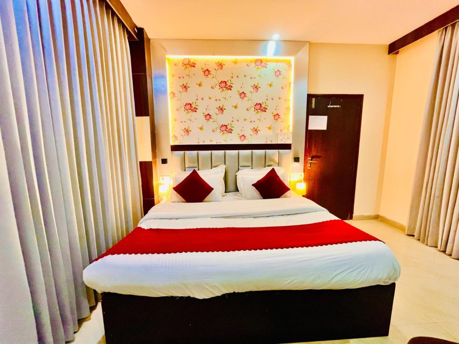 Hotel Ramawati Near Ganga Ghat 하리드와르 외부 사진